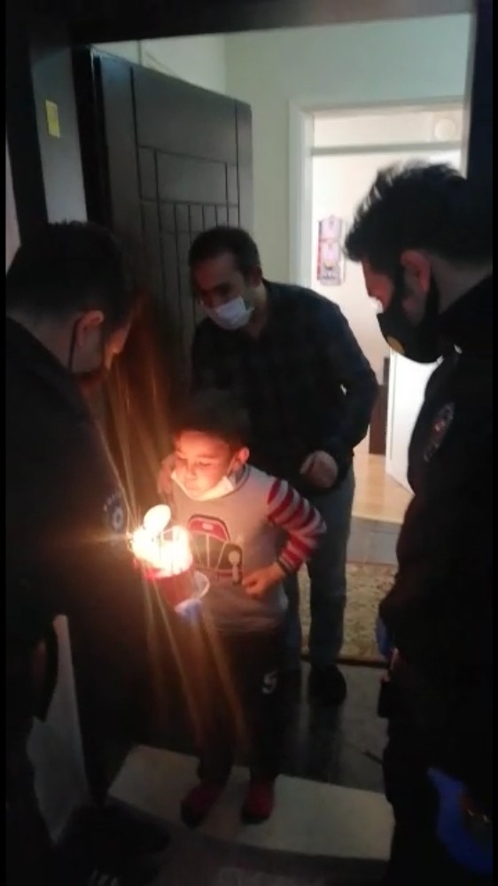 İzmir’de Polis, Küçük Çocuğa Doğum Günü Sürprizi Yaptı