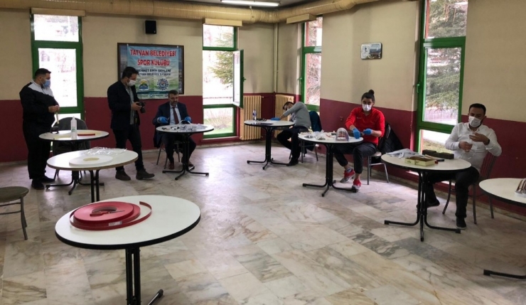 Tatvan Belediyesinden Siperlik Maske Üretimi