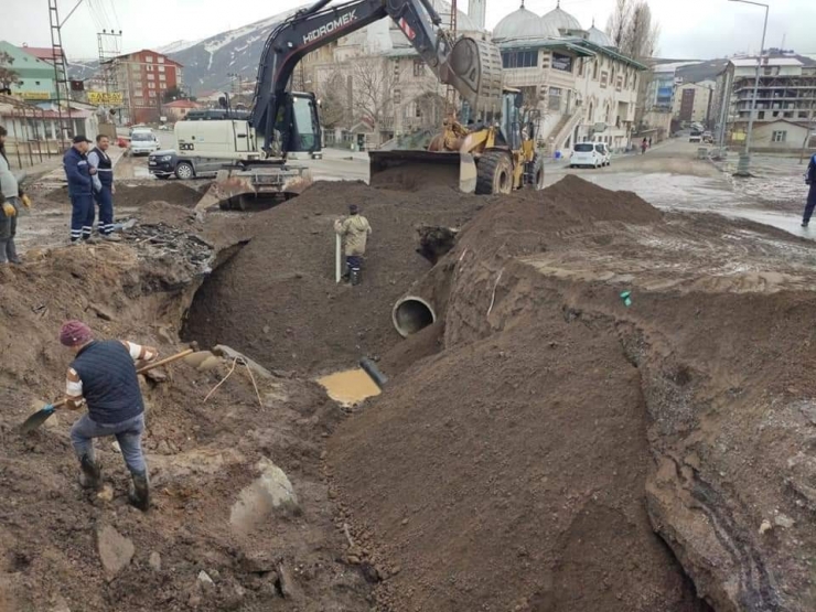 Tatvan’da İçme Suyu Hattındaki Arıza Onarılıyor