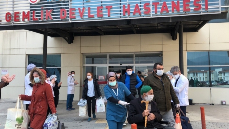 Bursa’da 9 Kişi Daha Alkışlar Eşliğinde Taburcu Oldu