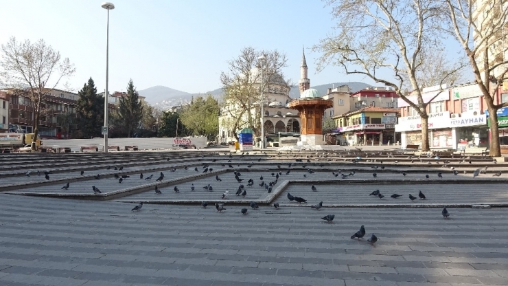 Bursa’nın Meydan Ve Yolları Sessizliğe Büründü