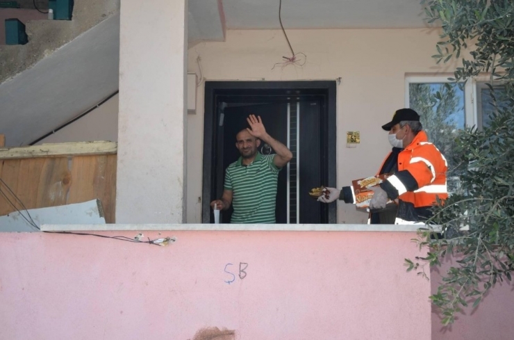 Büyüklere Maske, Çocuklara Çikolata