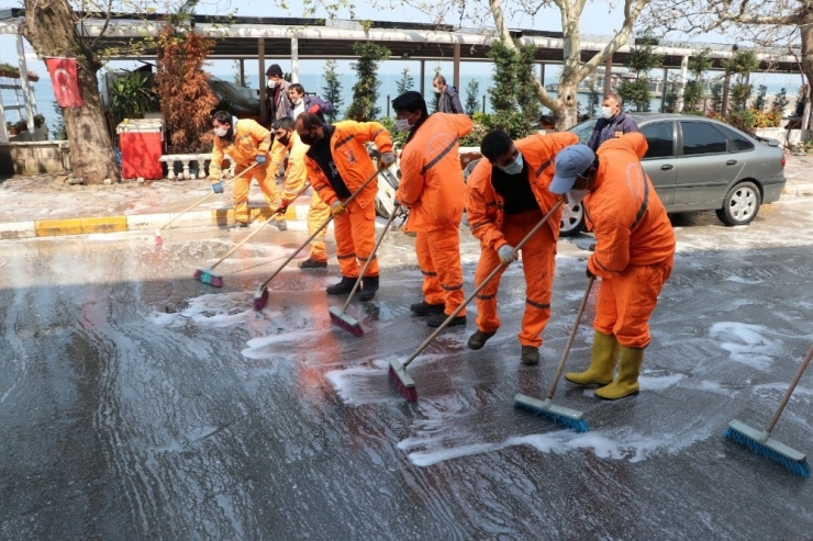 Onlarca Temizlik İşçisi Hem Dans Etti, Hem İlçeyi Temizledi