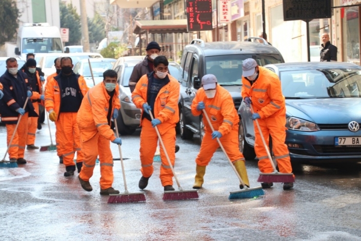 Onlarca Temizlik İşçisi Hem Dans Etti, Hem İlçeyi Temizledi