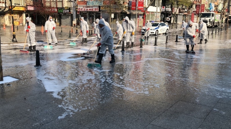Çorlu’da Caddeler Köpüklü Su Ve Dezenfektanla Yıkandı