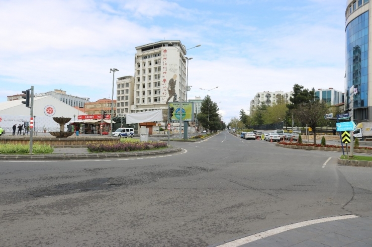 Diyarbakır’da Cadde Ve Sokaklar Sessizliğe Büründü