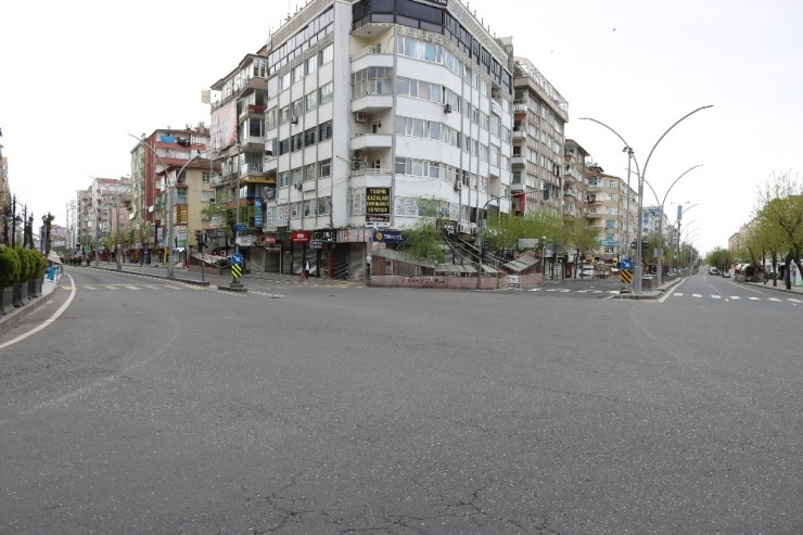 Diyarbakır’da Cadde Ve Sokaklar Sessizliğe Büründü