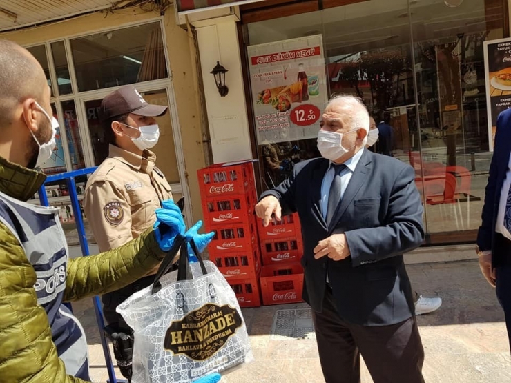 Başkan Yardımcılarından Polislere Tatlı İkramı