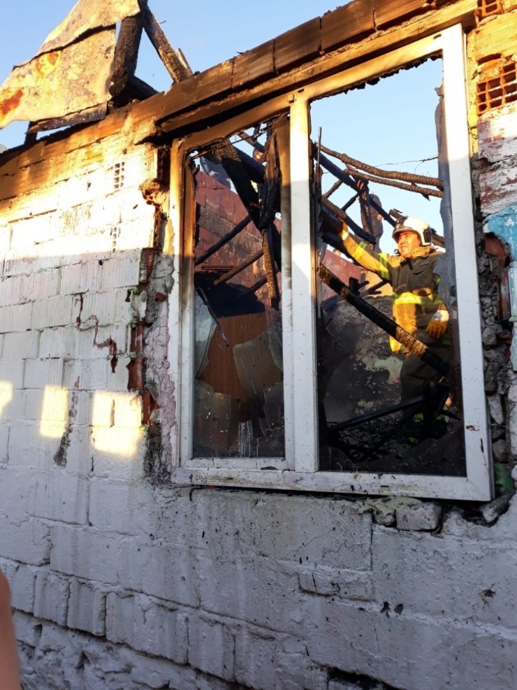 Edremit’te Gecekondu Alevlere Teslim Oldu