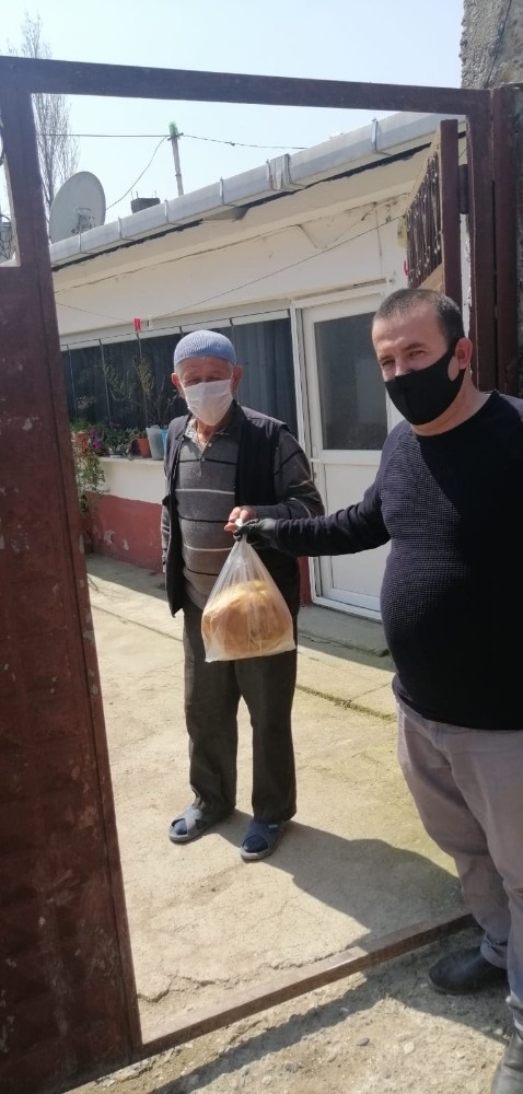 Evden Çıkamayan Köylüye Muhtar Tek Tek Ekmek Dağıttı