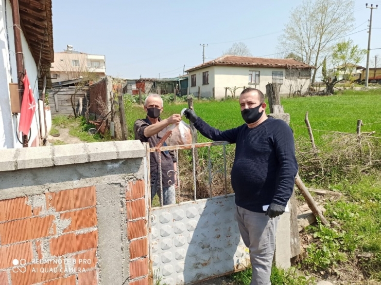 Evden Çıkamayan Köylüye Muhtar Tek Tek Ekmek Dağıttı