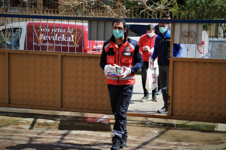Elazığ’da Evde Kalan Gençlere "Kitap" Servisi
