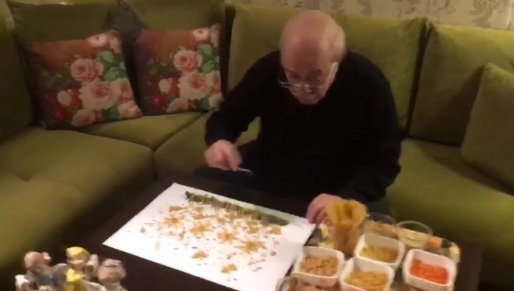 Sokağa Çıkma Yasağından Dolayı Evde Kalan Kurtlar Vadisi’nin Ömer Babası, Makarnadan Resim Yapıyor