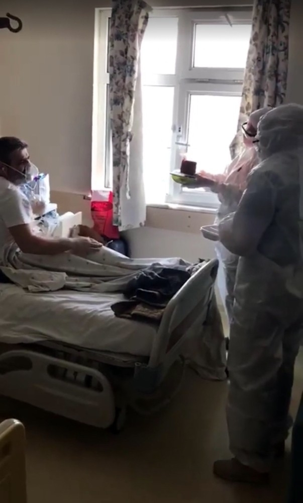 Doktorlardan Korona Virüs Hastasına Doğum Günü Sürprizi