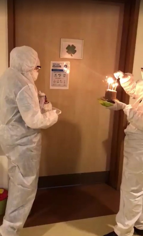 Doktorlardan Korona Virüs Hastasına Doğum Günü Sürprizi