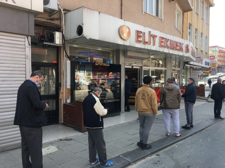 Sokağa Çıkma Yasağına Rağmen Fırına Gittiler, Sosyal Mesafeye Uyup Ekmeklerini Aldılar