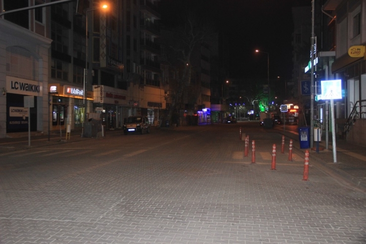 Cadde Ve Sokaklar Sessizliğe Büründü