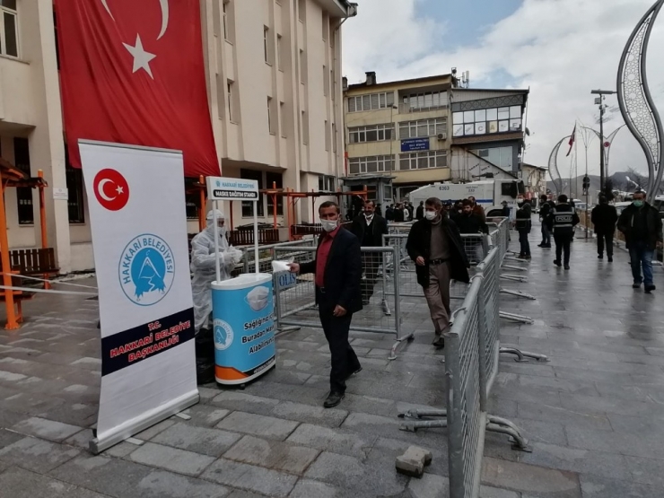 Hakkari Belediyesi Maske Dağıttı