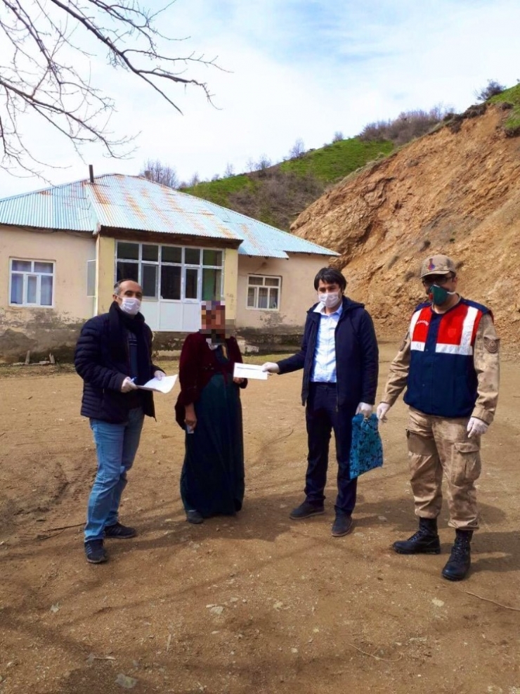 Jandarma Kapı Kapı Dolaşarak Yardımları Dağıtıyor