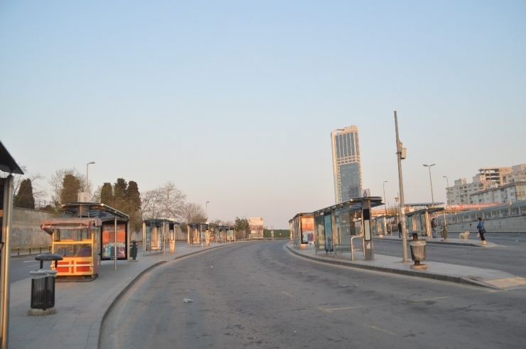 İstanbul’un Yolları Bomboş Kaldı