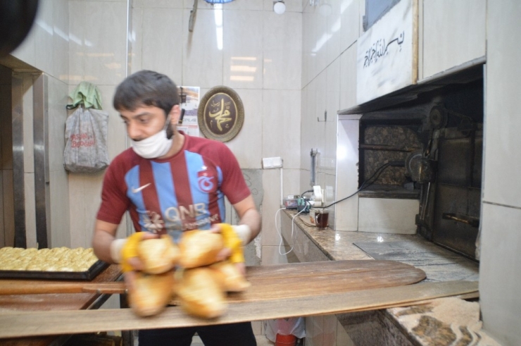İki Günlük Sokağa Çıkma Yasağında Fırıncılar İş Başında