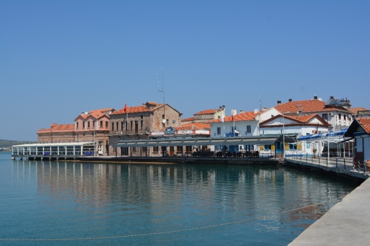 Ayvalık’ta Vatandaşlar Evde, Onlar İse Hizmet İçin Dışarıdaydı