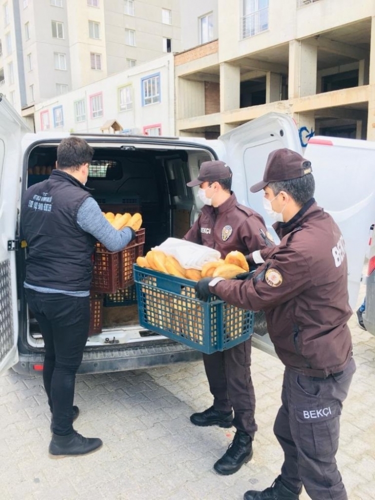 Artuklu Kaymakamlığından Evlere Ekmek Dağıtımı