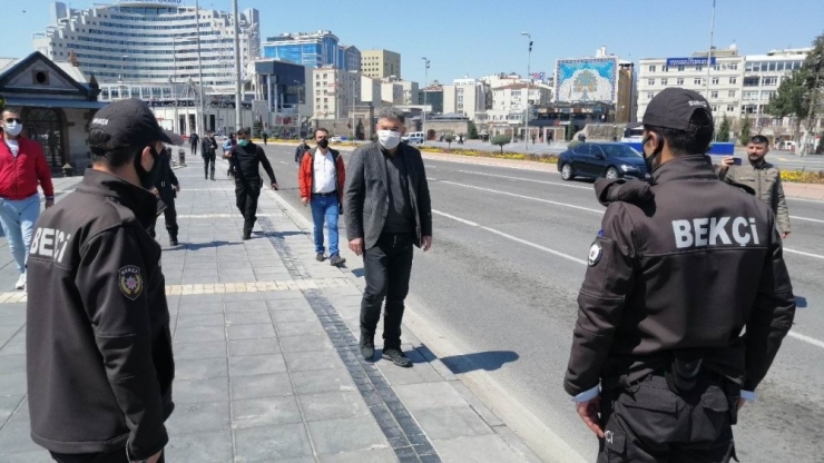 Karabörk’ten Uygulama Yapan Polislere Ziyaret