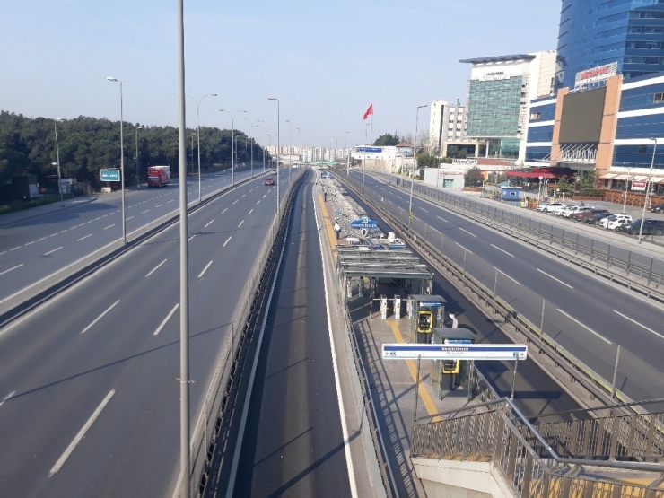 İstanbul’da Yasak Sonrası Toplu Taşıma Seferleri Seyrek Şekilde Yapılıyor