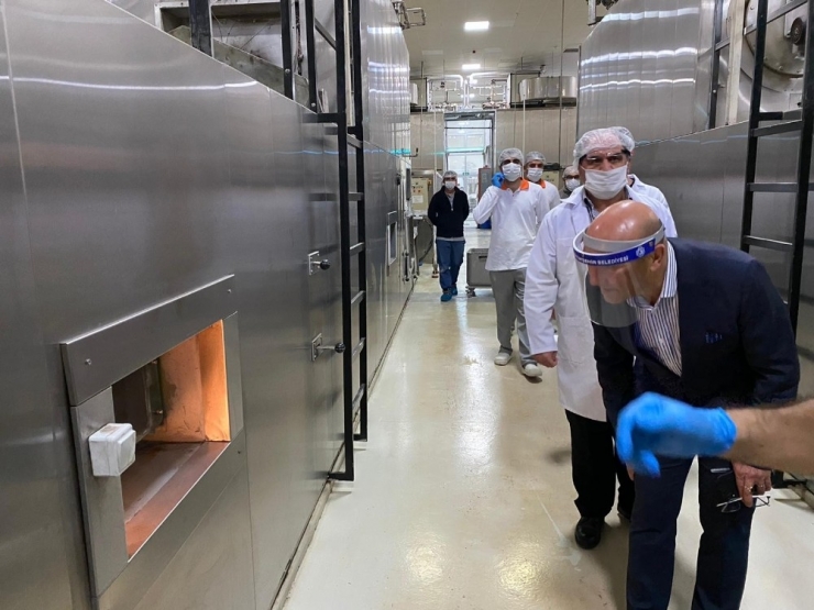 Büyükşehir, İzmir’e Ekmek Dağıtıyor