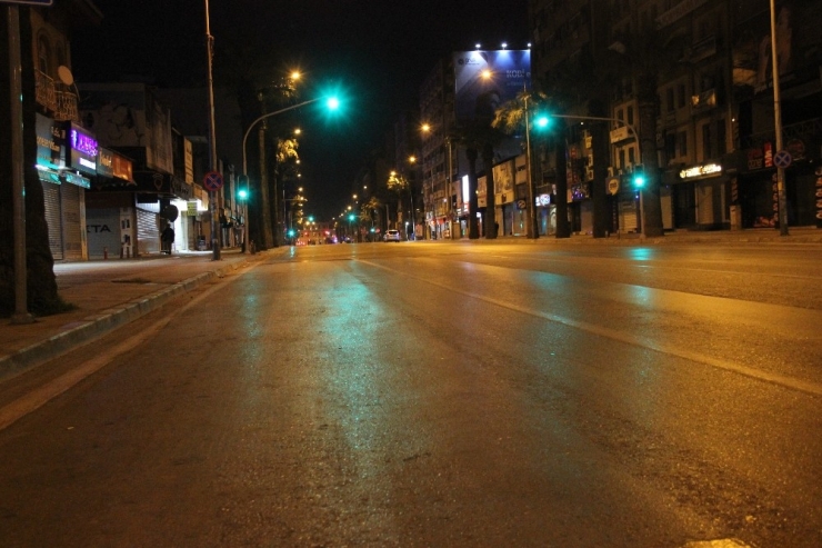 Sokağa Çıkma Yasağının Ardından İzmir Hayalet Şehre Döndü