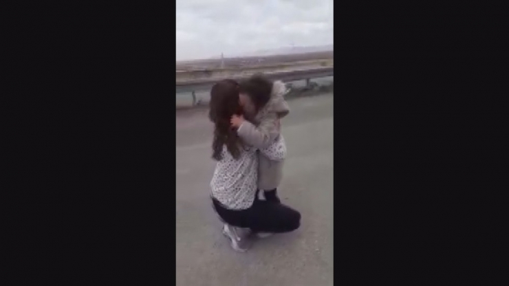 Küçük Kızın Sağlık Çalışanı Annesi İle Buluşma Anı Duygulandırdı