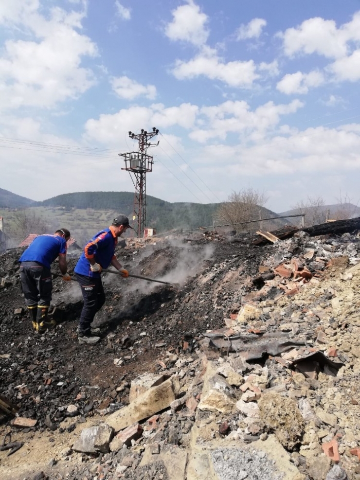 Afad Ekipleri Yanan Evin Enkazında Cenaze Aradı