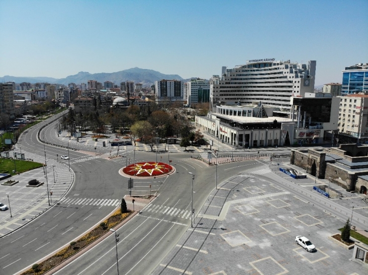 Kayseri’de Vatandaşlar Sokağa Çıkma Yasağına Uydu, Caddeler Boş Kaldı