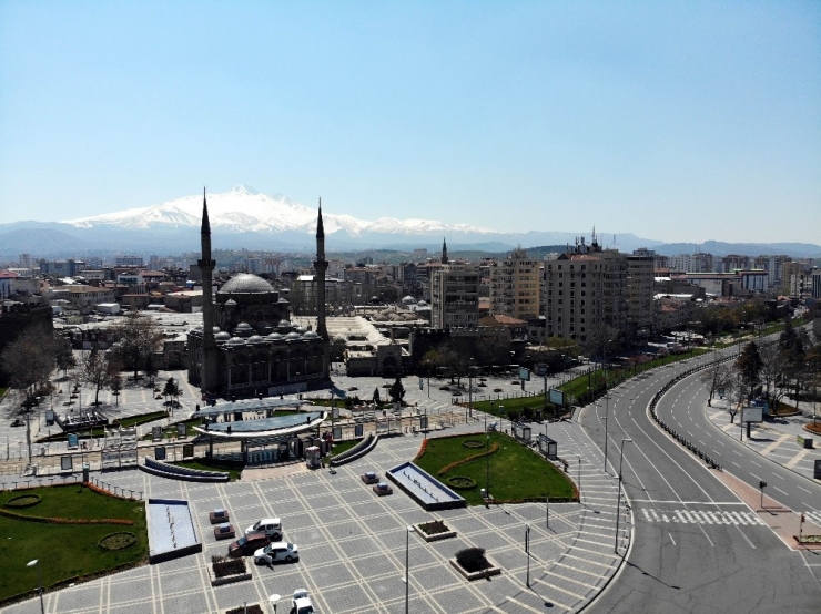 Kayseri’de Vatandaşlar Sokağa Çıkma Yasağına Uydu, Caddeler Boş Kaldı