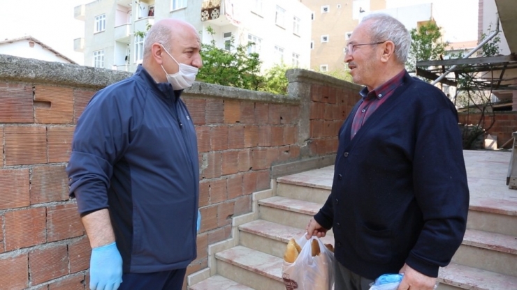 Fırın Sahibi Belediye Başkanı Ekmeği Elleriyle Dağıttı