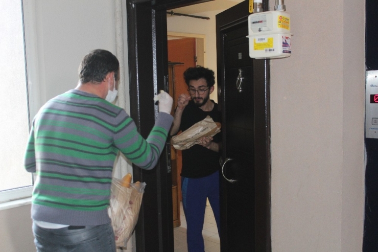 Sokak Sokak Gezip Vatandaşlara Sıcak Ekmek Ulaştırıyorlar