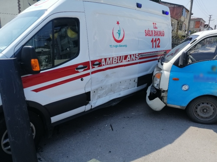Boş Sokakta, İçinde Hasta Olan Ambulansa Çarptı