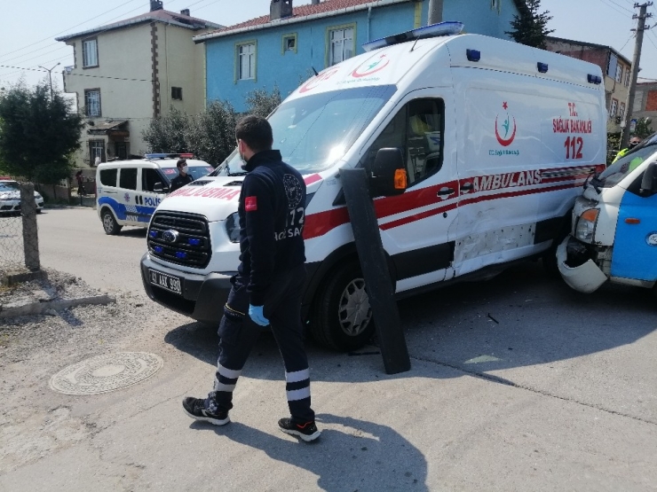 Boş Sokakta, İçinde Hasta Olan Ambulansa Çarptı