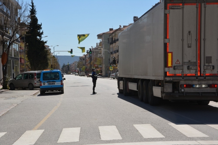 Korkuteli’nde Sokaklar Sessizliğe Büründü