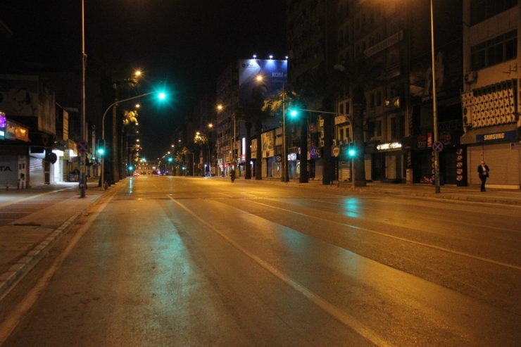 Sokağa Çıkma Yasağının Ardından İzmir Hayalet Şehre Döndü