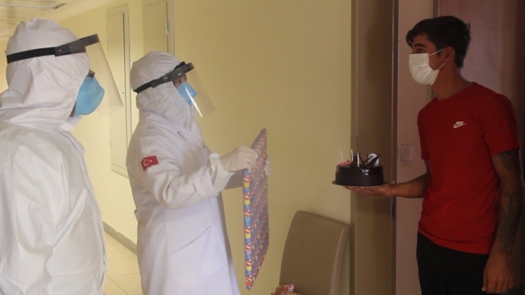 Karantina Misafirlerine Doğum Günü Sürprizi