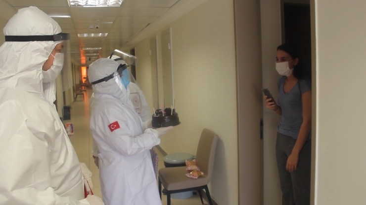 Karantina Misafirlerine Doğum Günü Sürprizi