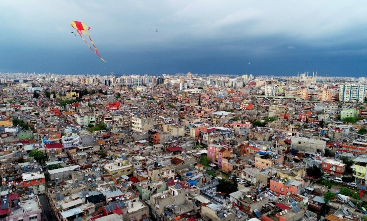 Evde Kalıp Gökyüzünü Uçurtmalar İle Renklendirdiler