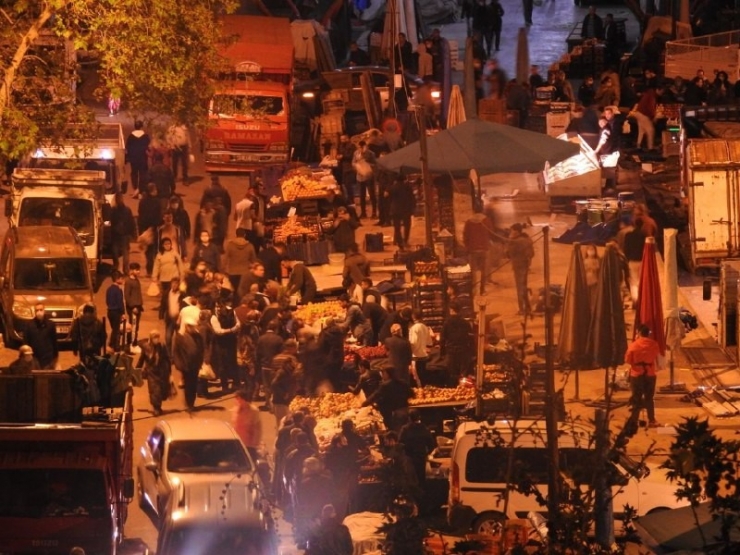 Pazarcılar Gece Tezgah Açtı, Vatandaş Mesafe Dinlemedi