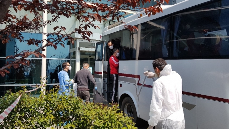 Covid-19 Tedavileri Tamamlanan 12 Cezayirli Taburcu Edildi