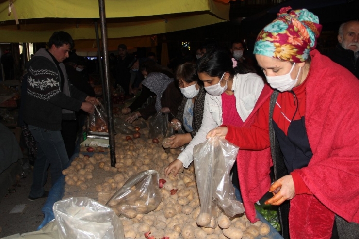 Sokağa Çıkma Yasağının Ardından Vatandaşlar Halk Pazarlarına Akın Etti