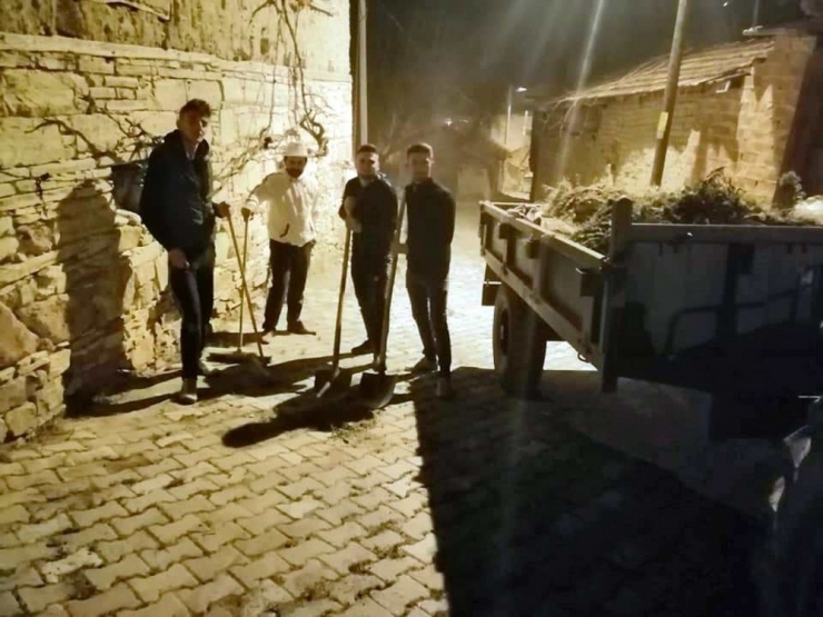 Köydeki Bahar Temizliği Gece De Sürdü