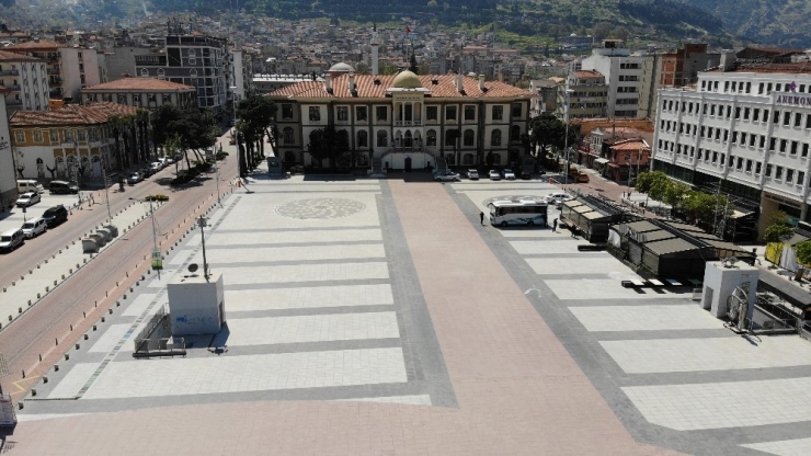 Manisa’da Cadde Ve Sokaklar Boş Kaldı