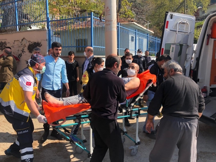 Kopan Elektrik Kablosu Terasta Oturan Vatandaşın Üzerine Düştü